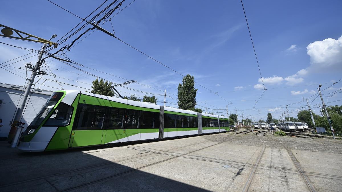 vagonul unui tramvai a deraiat in sectorul 4 al bucurestiului calatorii preluati de autobuzele liniei 232