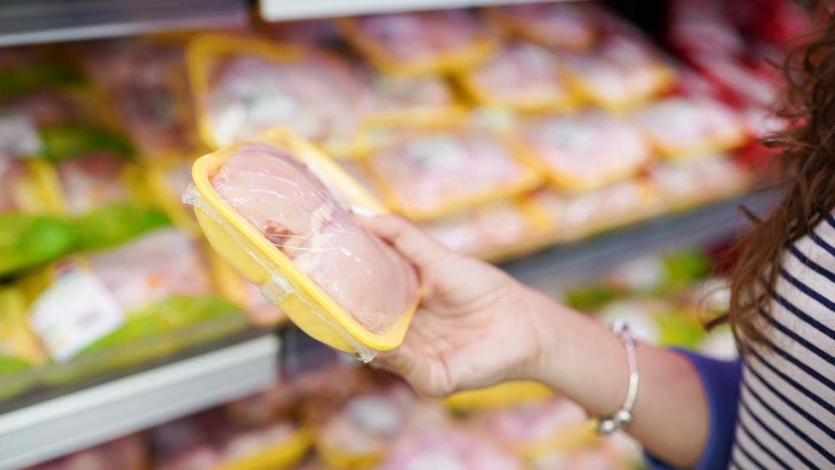 alerta alimentara sute de kilograme de carne de pui cu salmonella si hering infestat cu anisakis au fost retrase de la vanzare