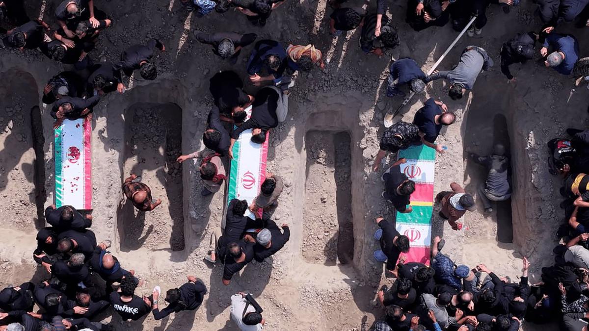 sicrie cu drapelul iranian sunt înhumate în Teheran