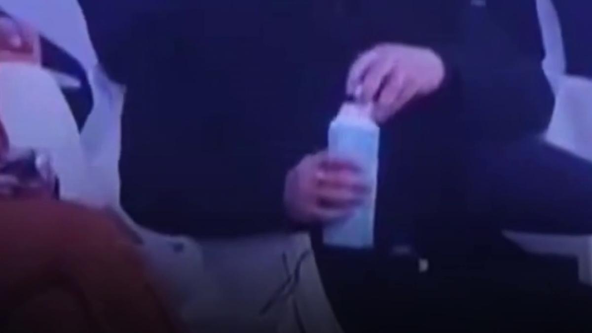 imagine virala cu zelenski in timp ce rupe dopul atasat la o sticla de apa a amanat aderarea ucrainei in ue cu 15 ani