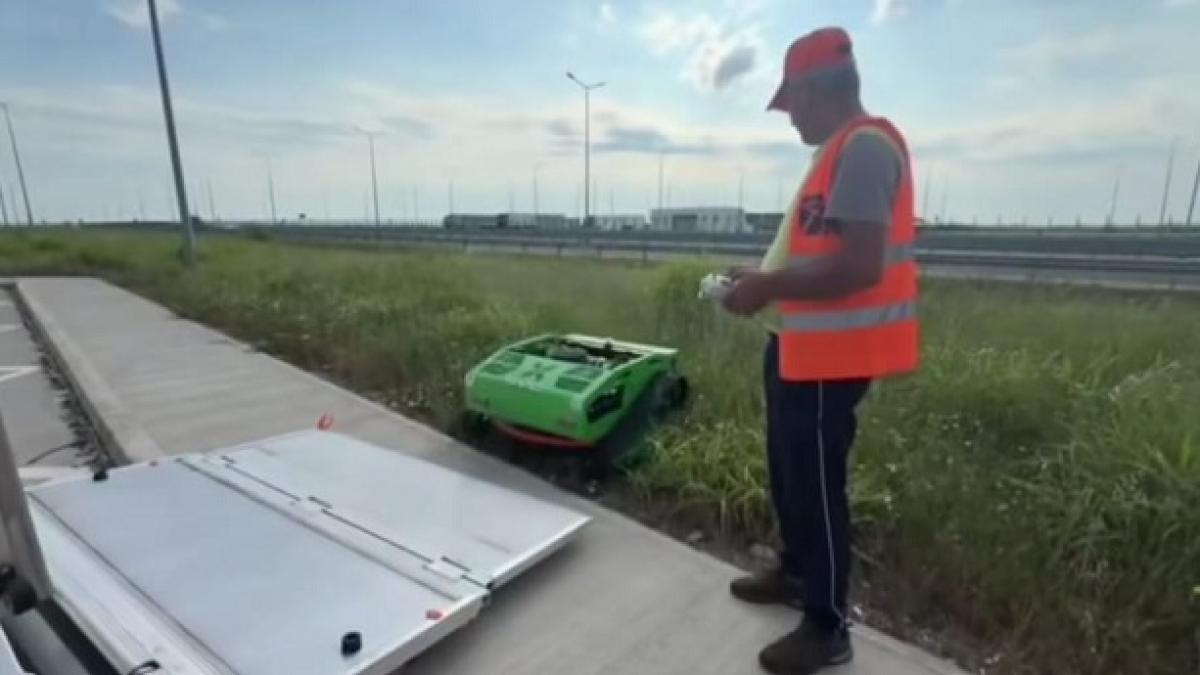 imagini cu robotii telecomandati care vor cosi iarba pe marginea drumului expres craiova pitesti cnair lucrarile vor fi mai rapide