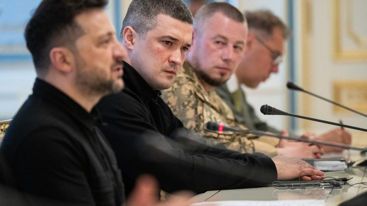 pare o tradare decizia lui zelenski de a l demite pe ministrul reformist al apararii mihailo fedorov provoaca revolta la kiev
