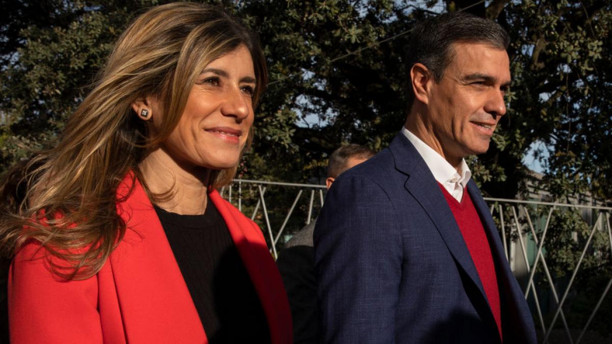 poza in care apar Pedro Sánchez, premierul Spaniei, alături de soţia lui, Begoña Gómez