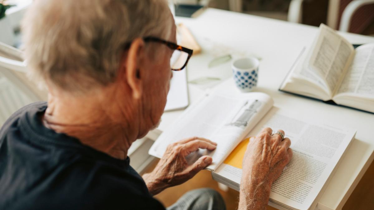 pensionar studii carti senior in varsta barbat