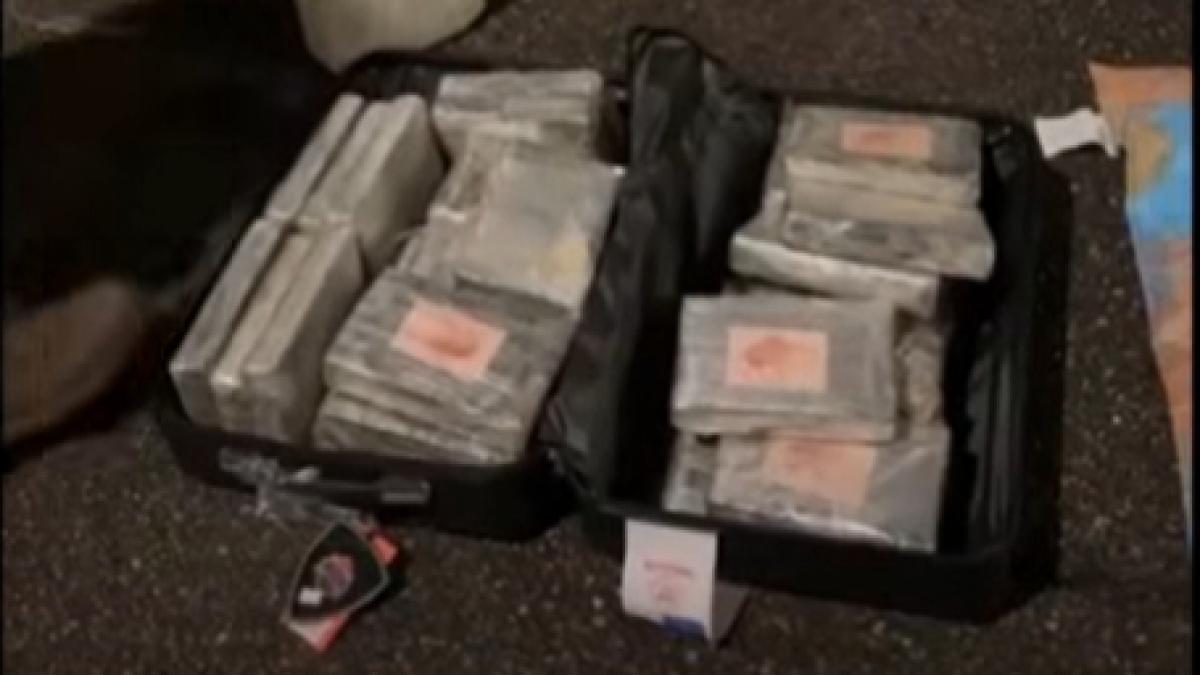 un roman si doi albanezi au fost prinsi in italia cu 111 kg de cocaina ascunse intr un tir