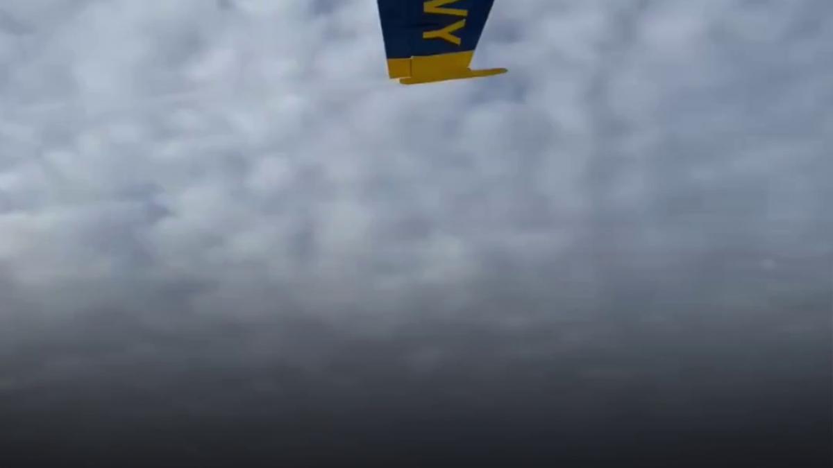 cel mai jos zbor pe care l am vazut vreodata blue angels au zburat la joasa altitudine deasupra unei plaje