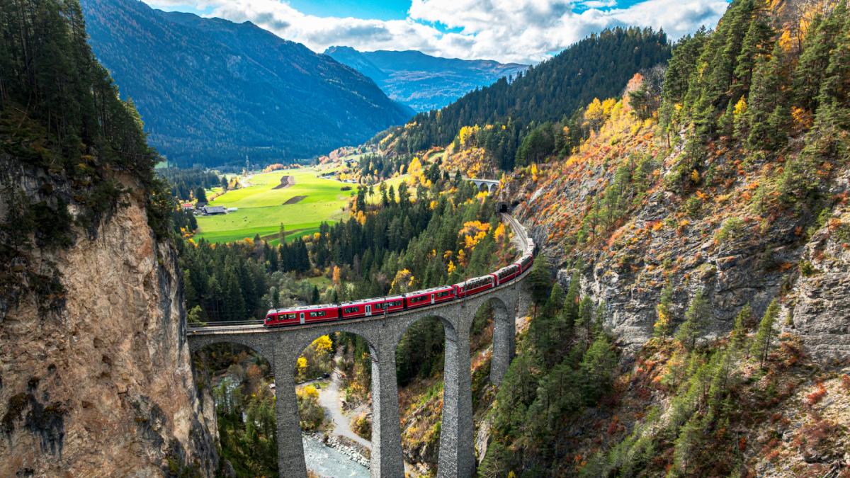 elvetia a construit tuneluri uriase sub alpi ca sa reduca traficul azi ele ajuta si la protejarea muntilor de amenintarile climatice
