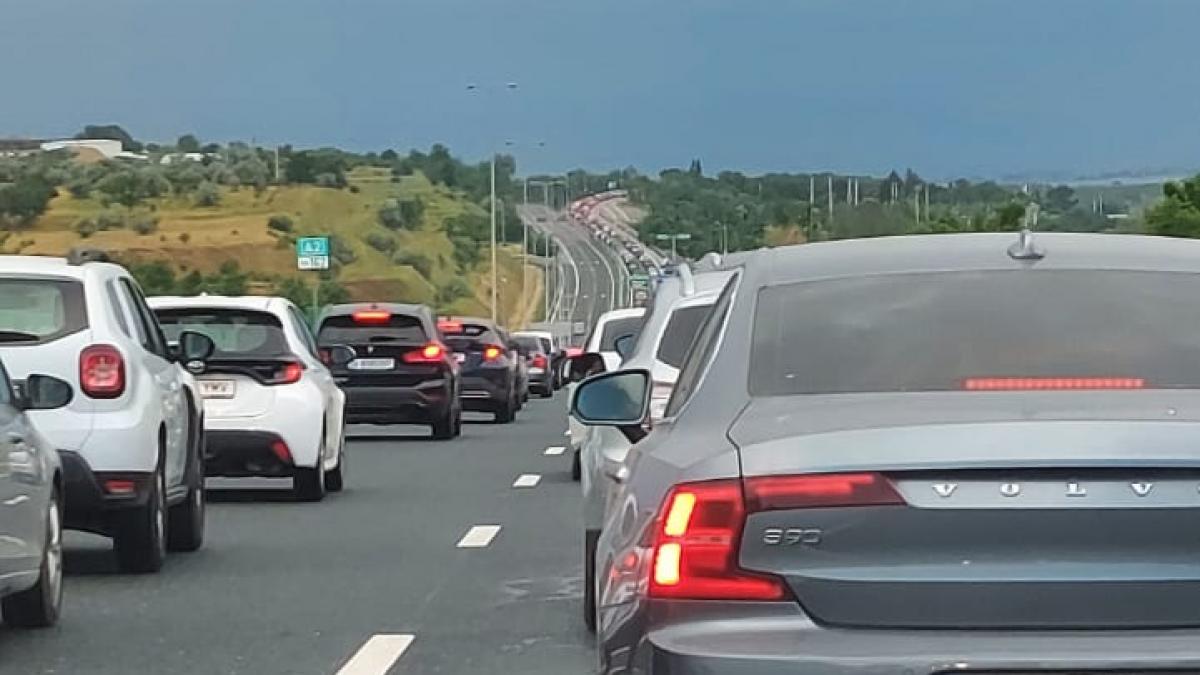 o persoana a murit iar alte trei au fost ranite intr un accident rutier pe a2 in drumul spre mare s a format o coada de 3 km