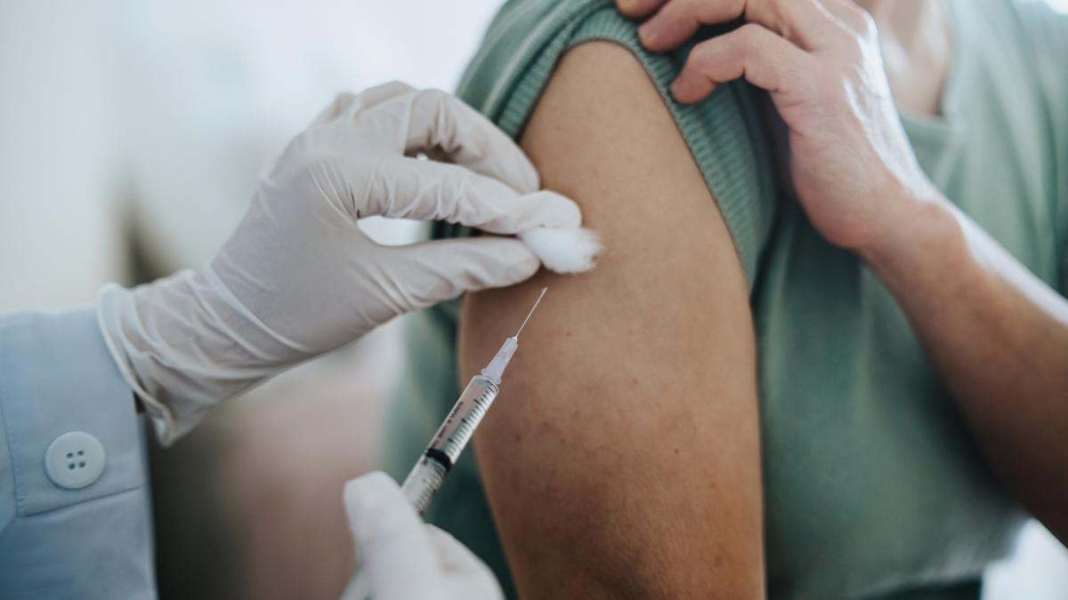 o asistenta vaccineaza un barbat