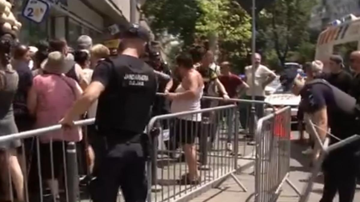 cozi si imbulzeala pentru promotii la deschiderea unui magazin in bucuresti pe o caldura foarte mare au intervenit si jandarmii