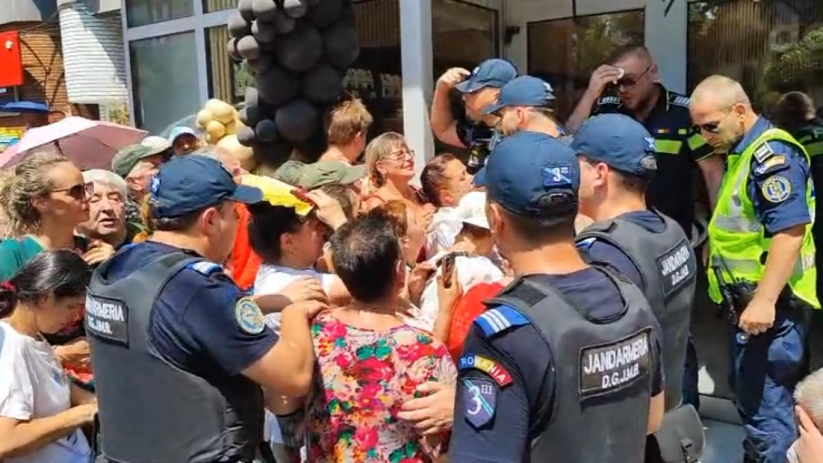 coada la deschdierea unui supermarket
