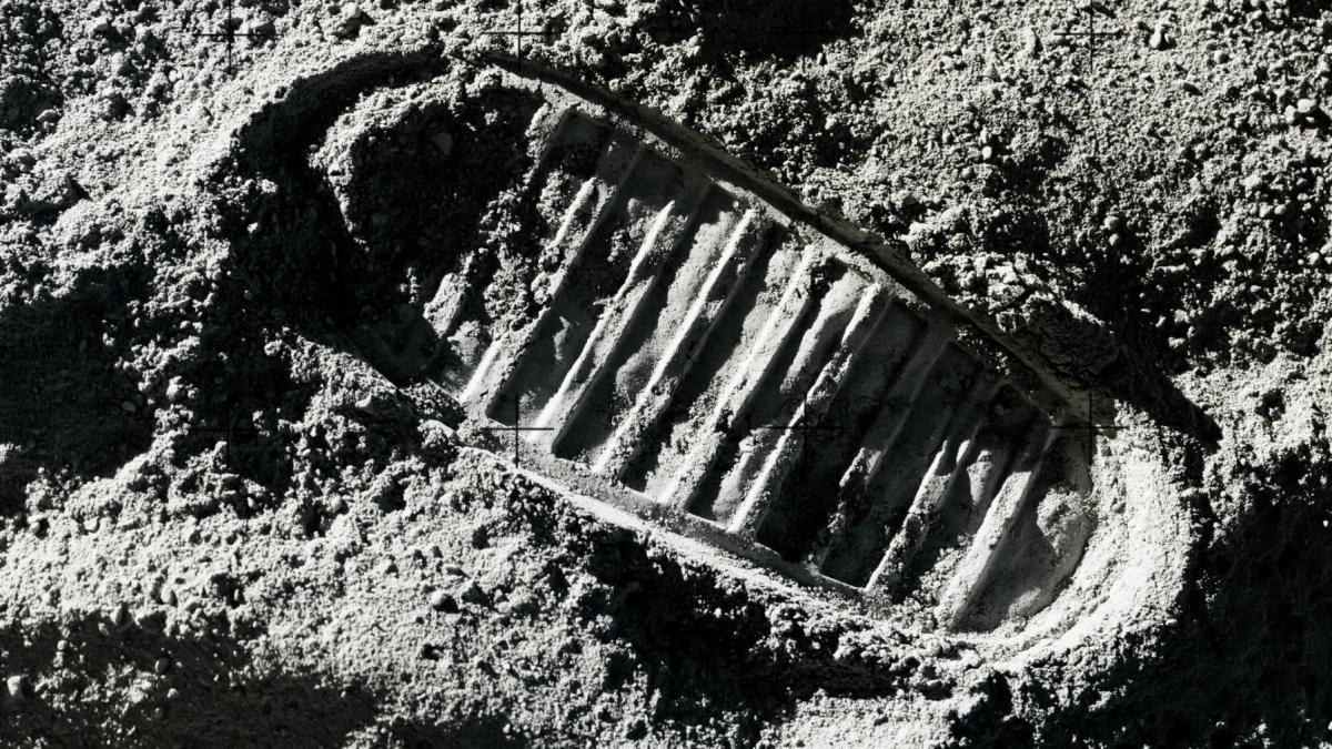 urma de pantof in praf lunar