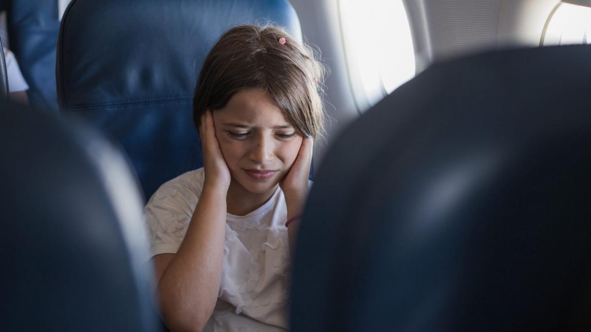 fetita pe care o dor urechile in avion