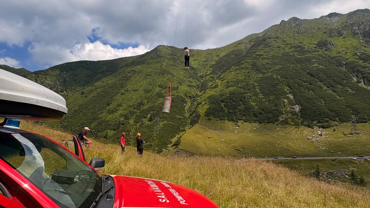 foto si video telecabina de la balea s a defectat 18 turisti sunt coborati cu ajutorul unor cabluri speciale