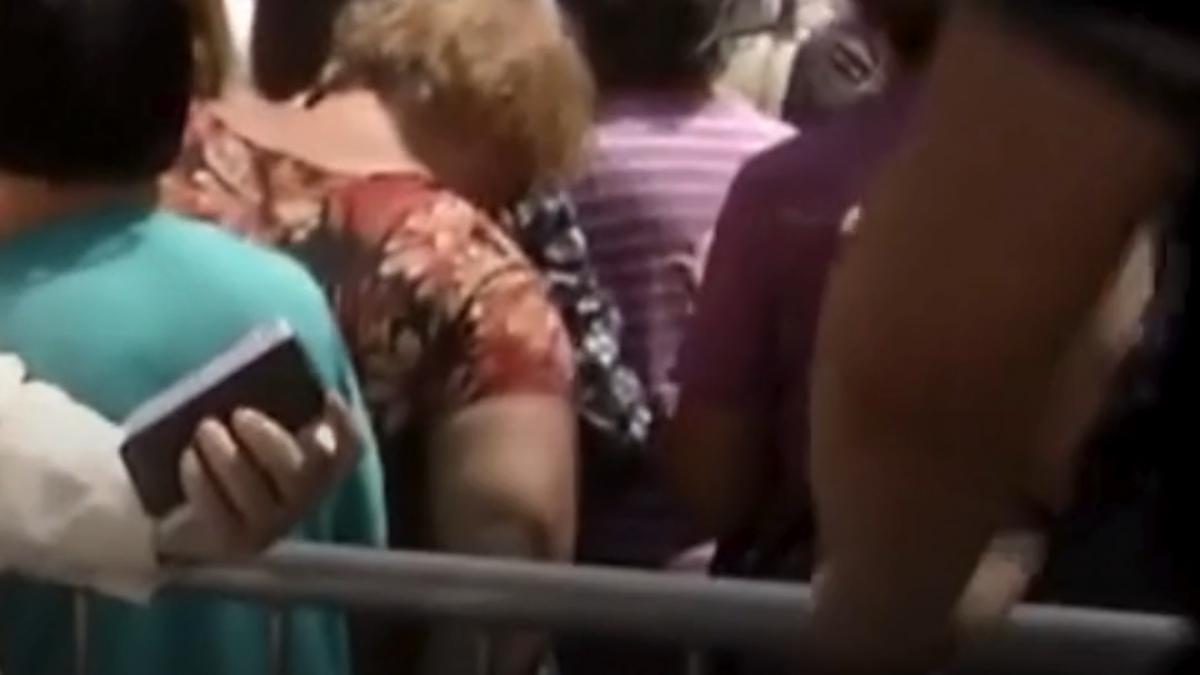 imbulzeala la deschiderea magazinului lui calin donca influencer suveranist o femeie a fost luata cu ambulanta intervin jandarmii