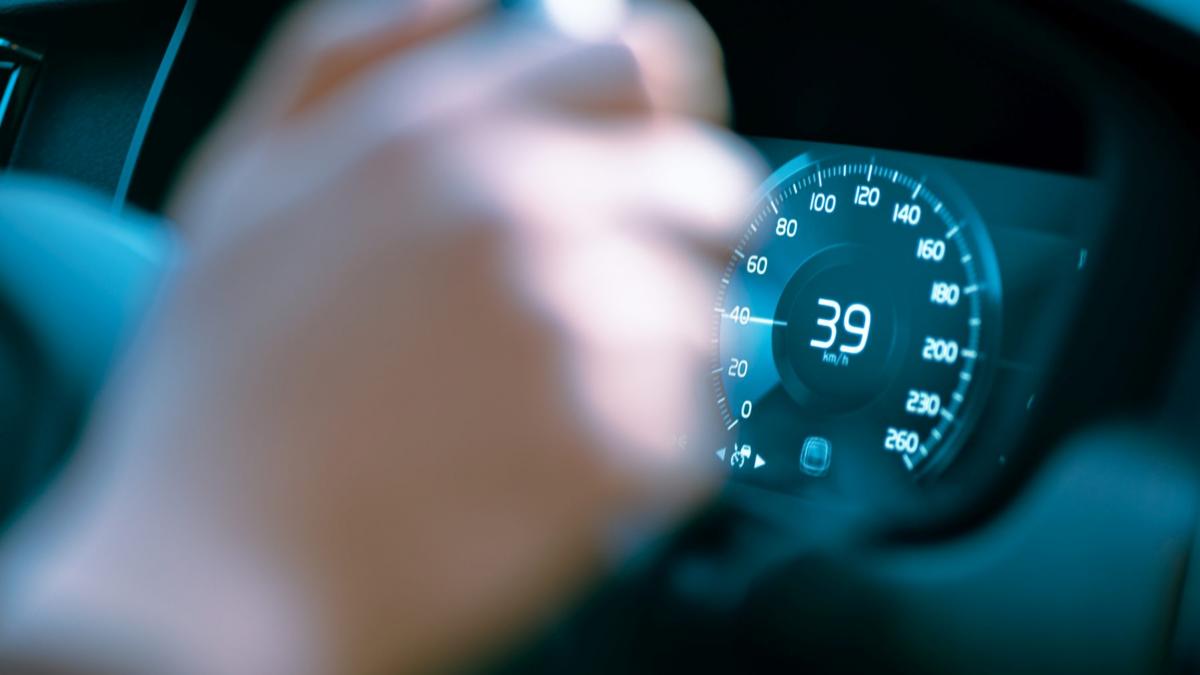 bordul unei masini care merge cu 39 km/ora