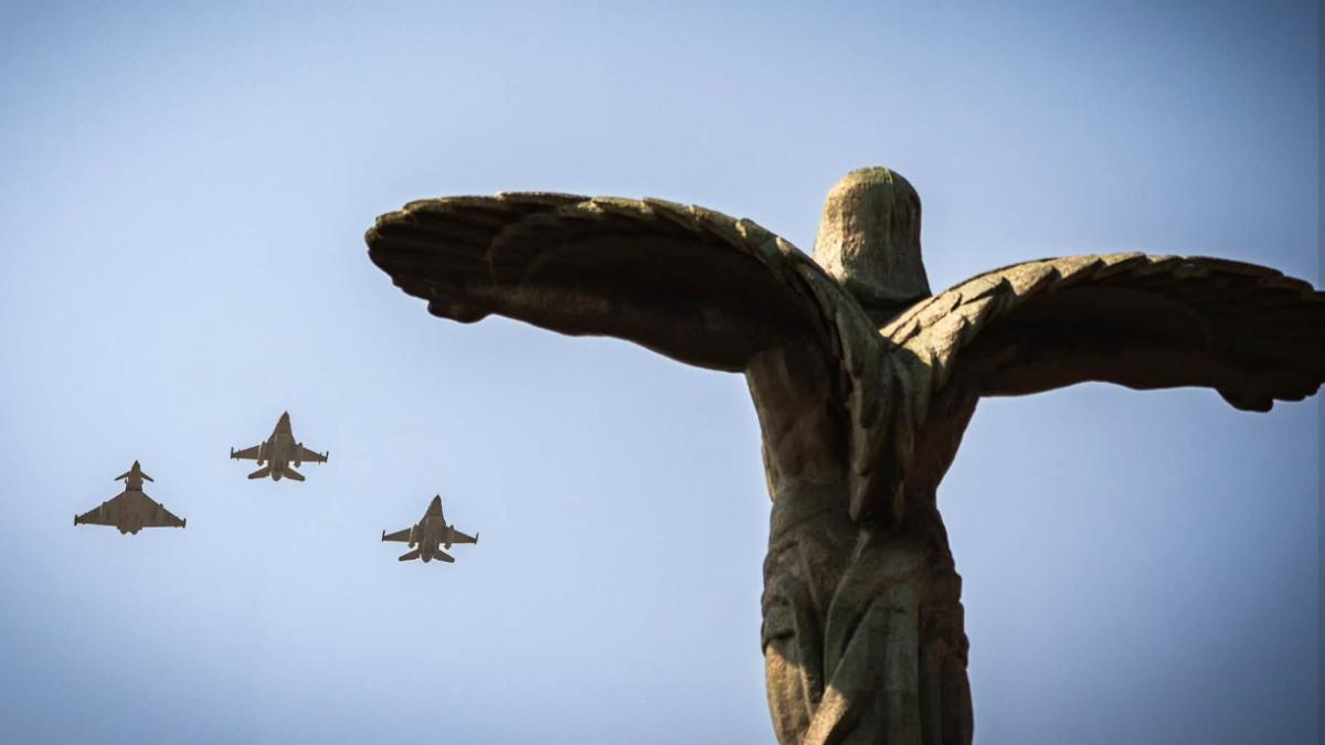 imagini spectaculoase de ziua aviatiei avioane f 16 spartan si iar 330 si elicoptere blackhawk au facut spectacol pe cerul capitalei