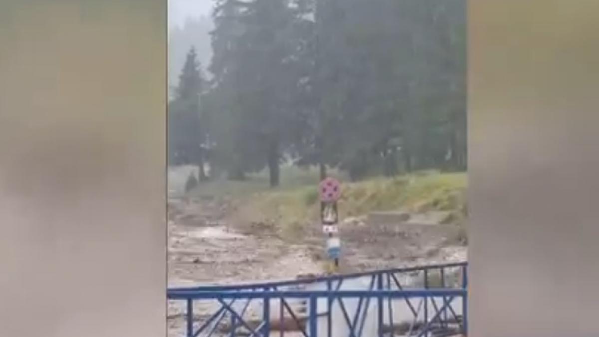 inundatii pe dn1 la busteni dupa o ploaie torentiala imagini cu viitura care a maturat totul in cale pe unele strazi din statiune
