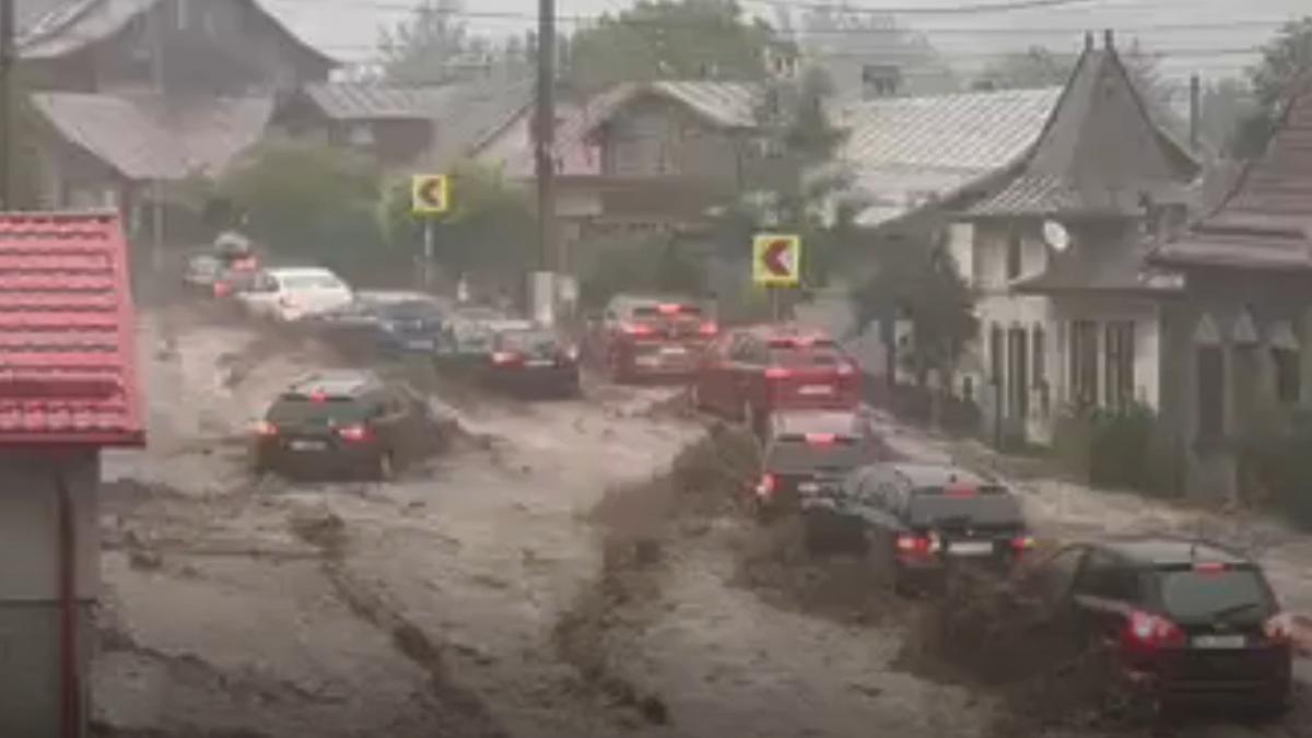 inundatii violente la busteni dupa o ploaie torentiala imagini cu viitura care a maturat totul in cale pe unele strazi din statiune