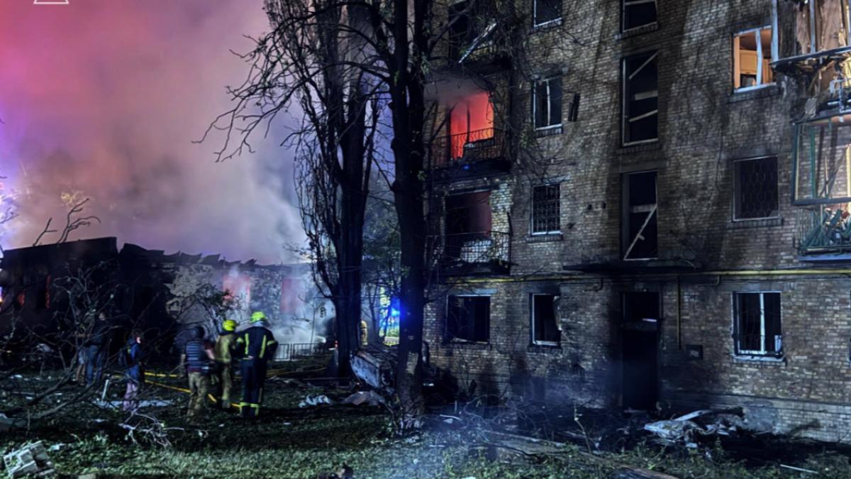 rusii au atacat masiv kievul cu cu zeci de rachete balistice si hipersonice in timpul noptii cladiri in flacari un mort si 13 raniti