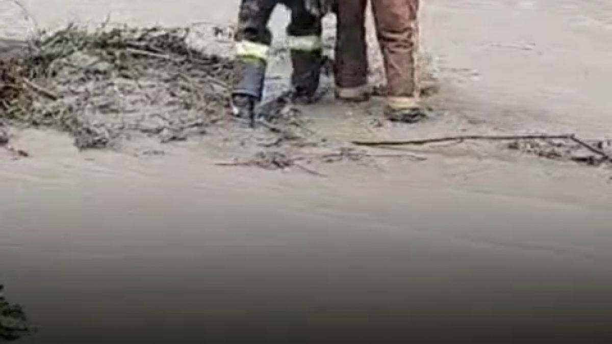 dn1 este blocat la comarnic de o viitura care a inundat localitatea si soseaua isu incearca sa deblocheze drumul