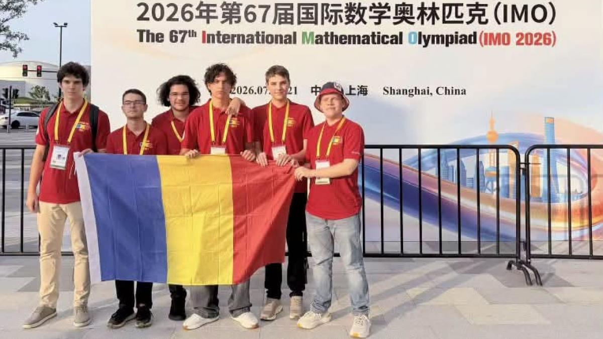 poza cu elevii români care au obţinut o medalie de aur, trei de argint şi douǎ de bronz la Olimpiada Internaţională de Matematică, la Shanghai
