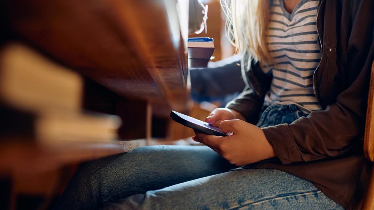 inca o tara europeana va interzice telefoanele mobile in scoli elevii nu le vor mai putea folosi nici in pauze