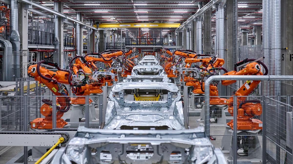 fabrica bmw munchen cea mai veche din lume tehnologie high tech roboti productie masini electrice