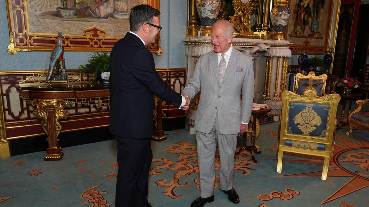 marea britanie are de azi un nou premier andy burnham el va fi desemnat oficial de regele charles sa numeasca un nou guvern