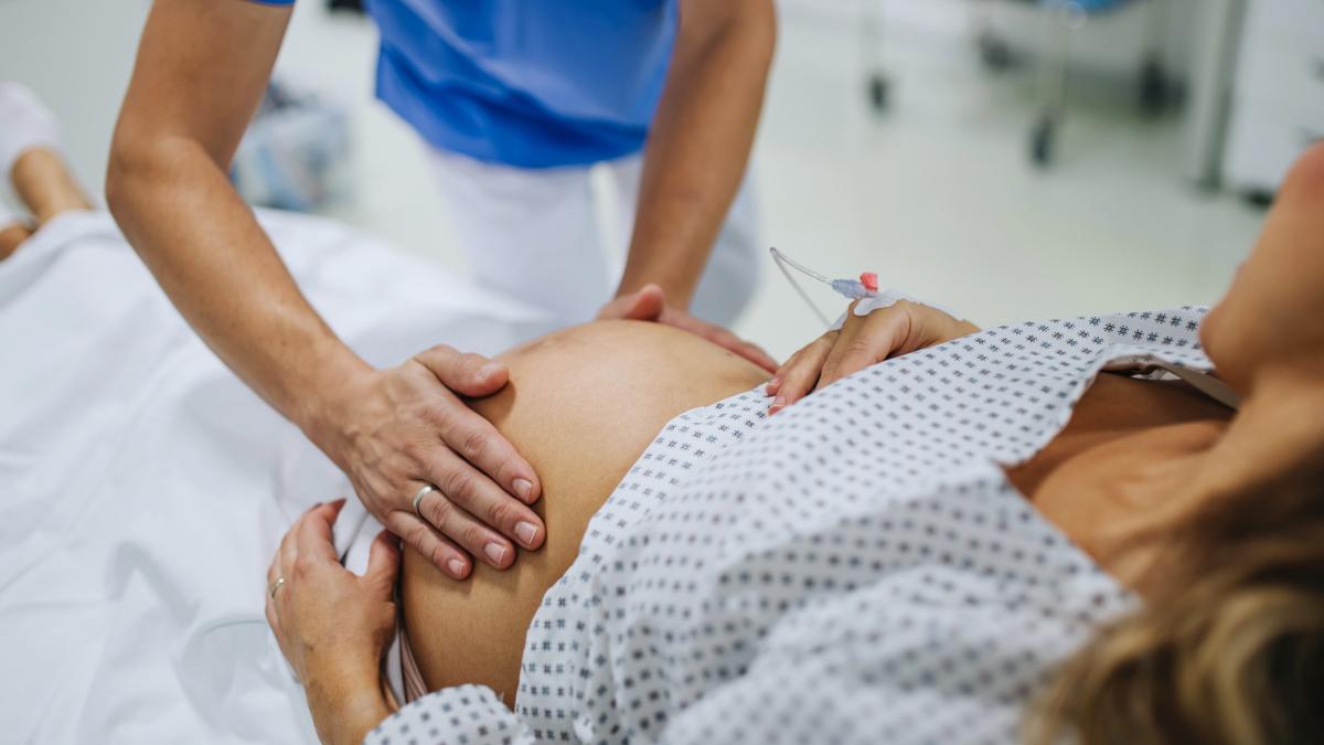 o femeie a nascut cvadrupleti identici parintii care mai au 4 copii acasa strang acum bani ca sa si cumpere o duba cu 10 locuri