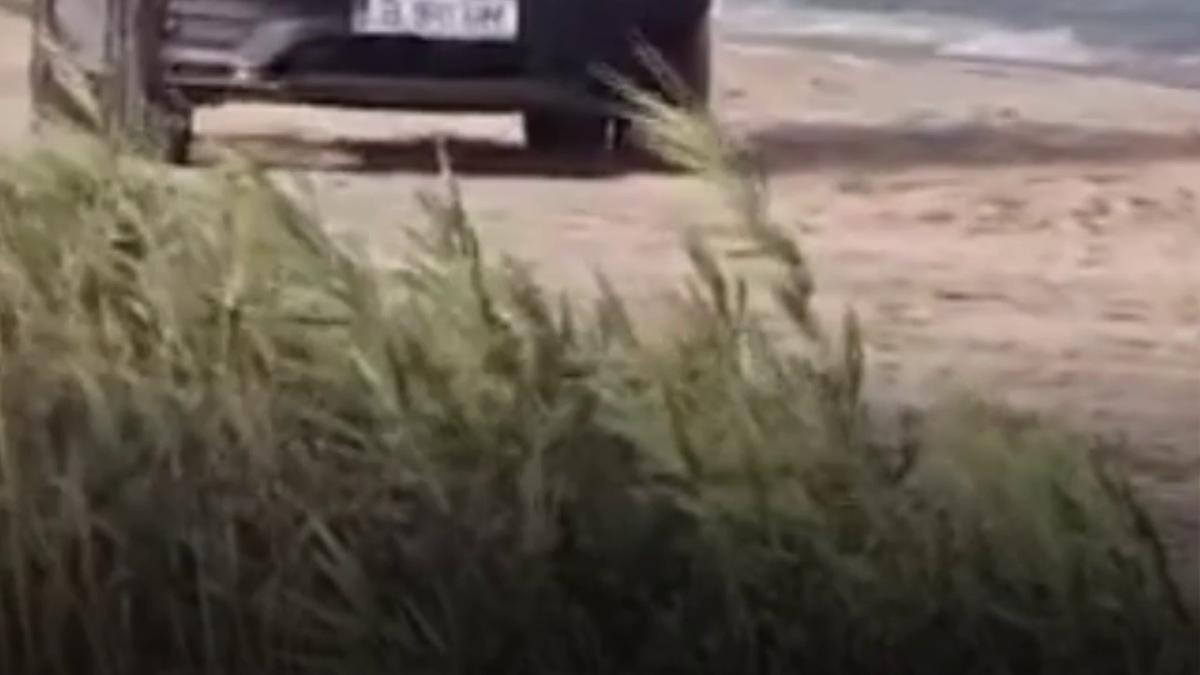 politia il cauta pe soferul care a intrat cu masina pe plaja vadu