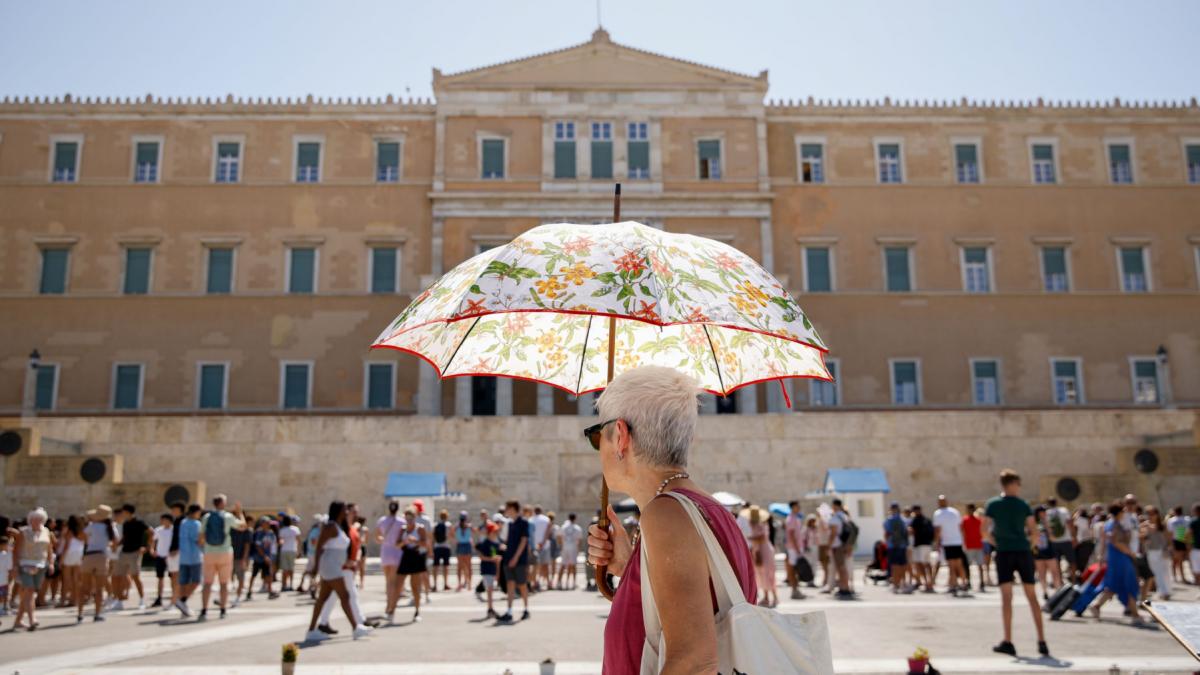 turistii romani din grecia vor infrunta primul val de canicula care loveste tara in acest an temperaturile urca pana la 41 de grade