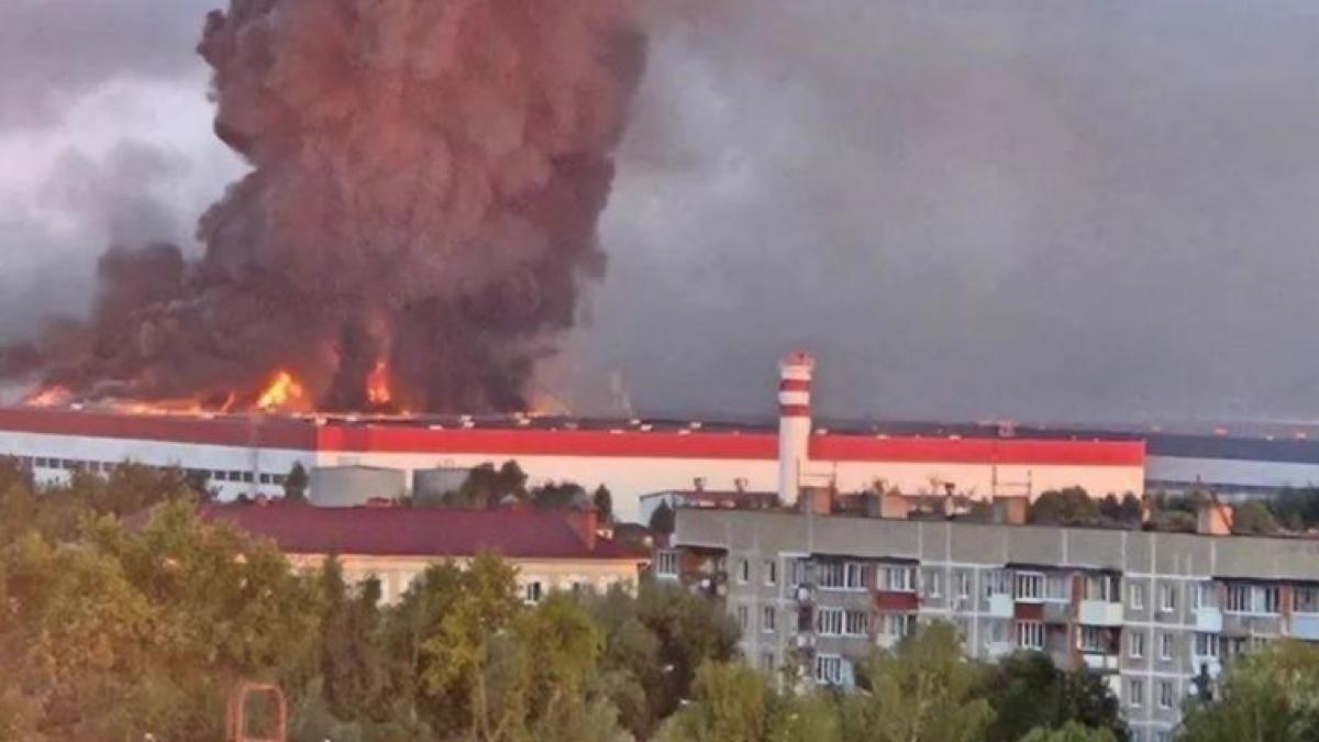 ucraina a bombardat din nou amazonul lui putin dar si un depozit de petrol din rusia peste 400 de drone au fost lansate