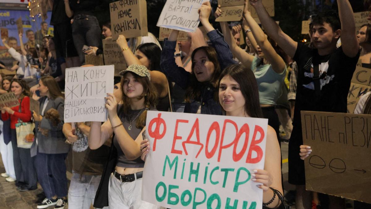 ucrainenii i au dat ultimatum lui zelenski pana vineri sa il demita pe oleksandr sirski seful armatei proteste zilnice la kiev