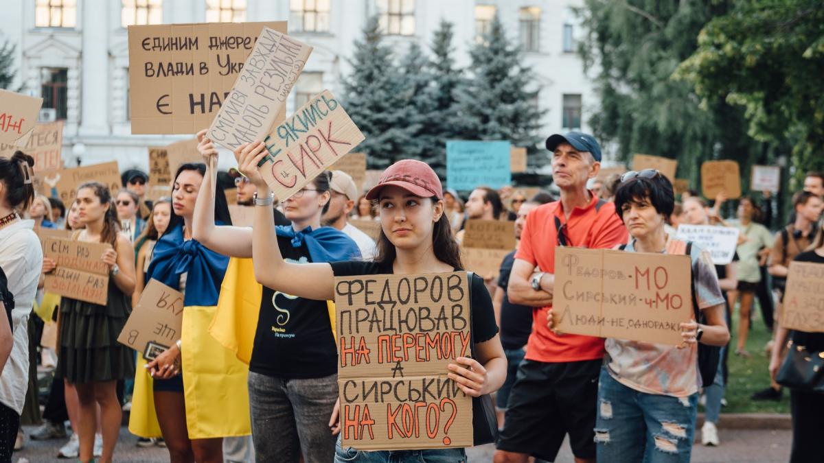 un protestatar de la kiev povesteste pentru antena 3 cnn de ce au iesit ucrainenii in strada impotriva lui zelenski