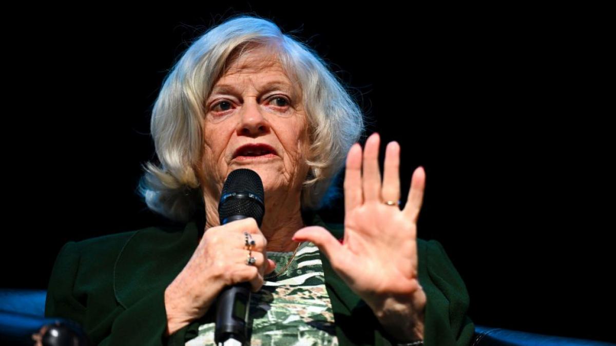 detalii socante in cazul fostei ministre gasite moarta in casa criminalistii spun ca a fost lovita de 21 de ori cu ciocanul in cap