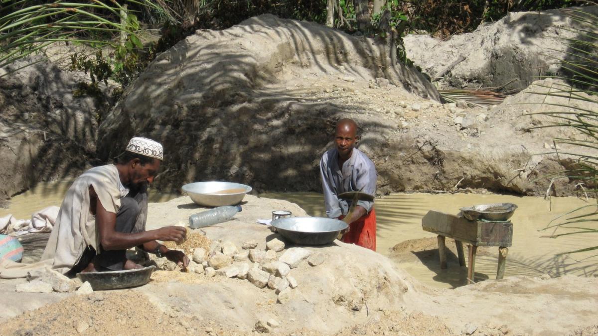 lucratori la mina de aur in camerun