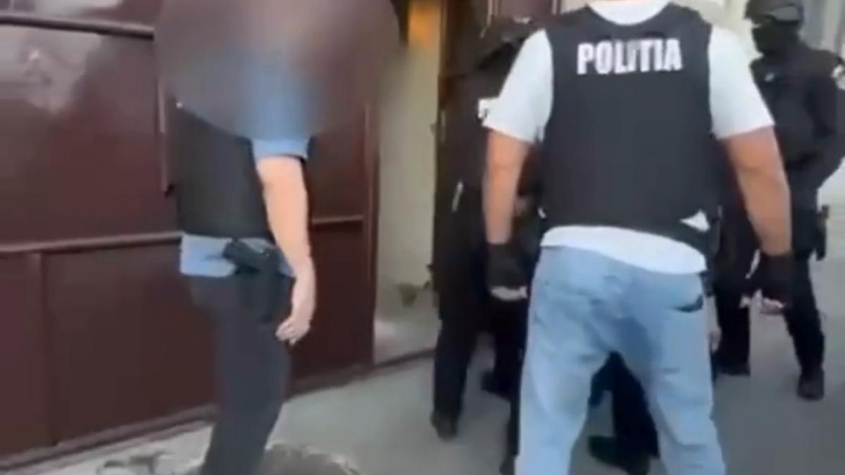 momentul in care politia intra peste membrii clanului carpaci care ar fi obligat un barbat sa le doneze un rinichi