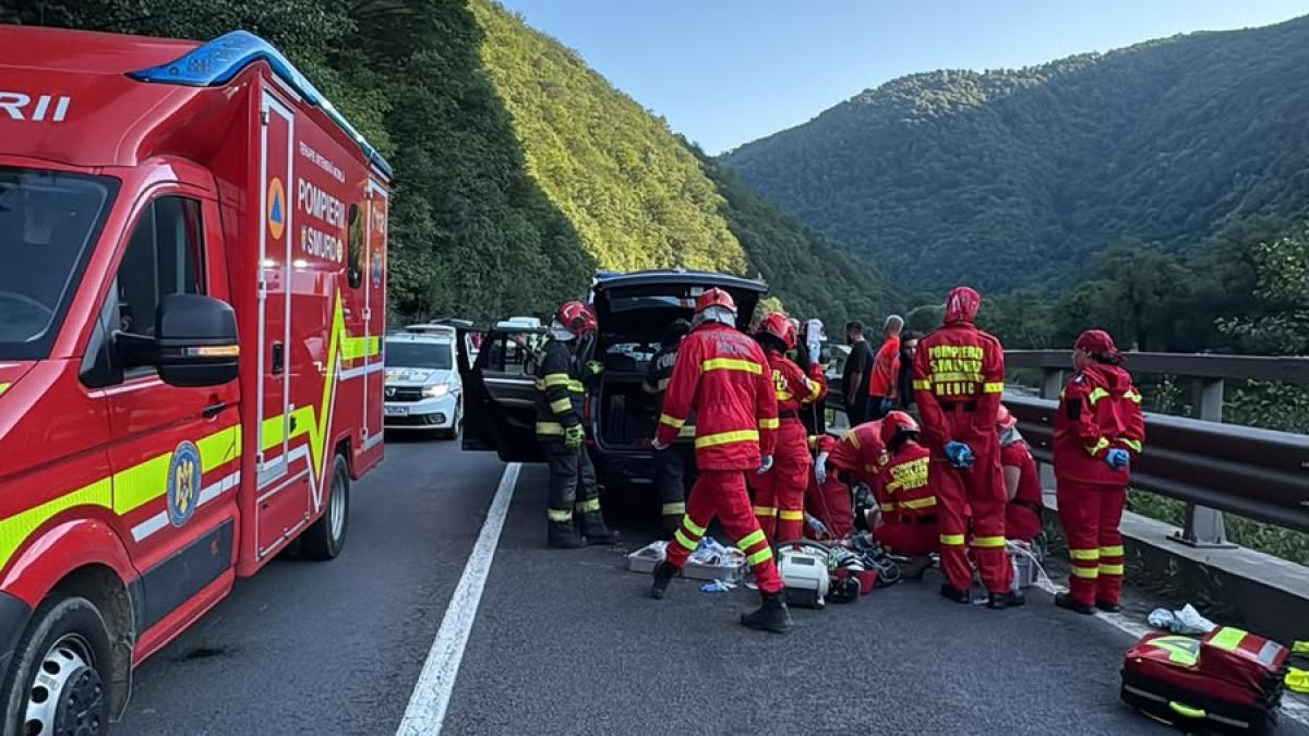 o bucata de stanca s a prabusit peste o masina pe dn7 in sibiu un barbat este resuscitat