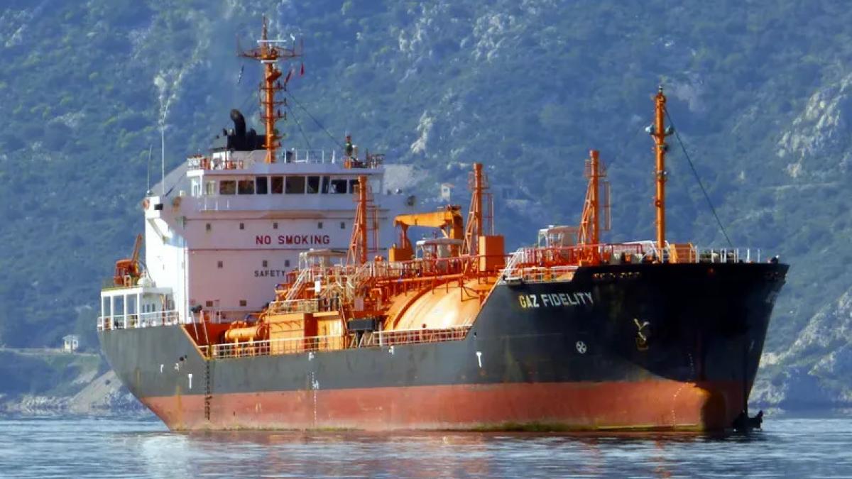 petrolier sub pavilion liberian lovit langa sfantu gheorghe sunt trei raniti nicusor dan institutiile statului sunt in alerta