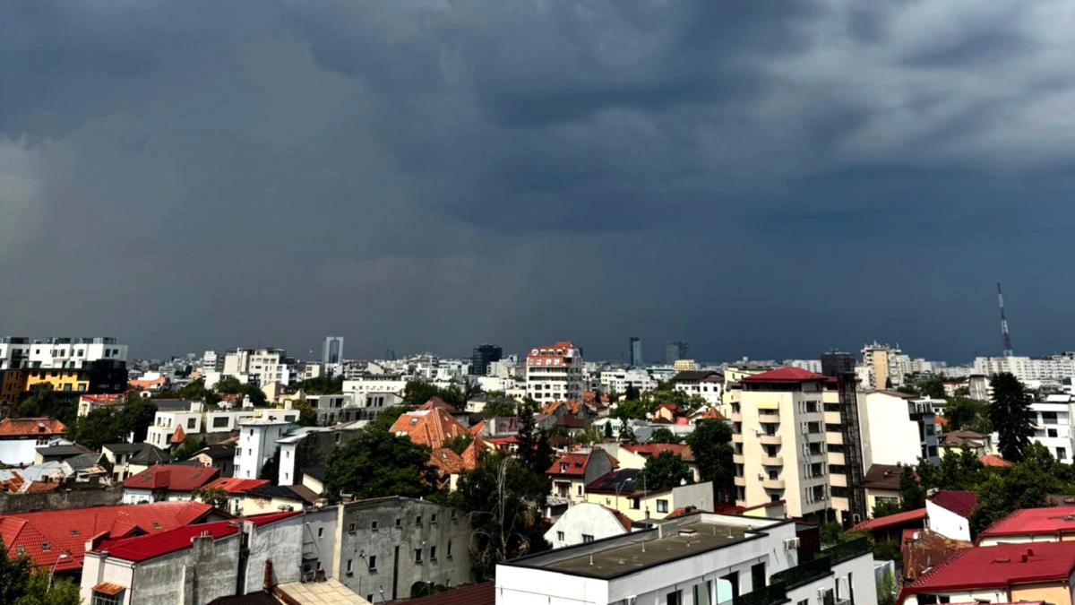 vremea se raceste brusc in bucuresti scad temperaturile cu zece grade de pe o zi pe alta capitala intra sub alerta meteo de furtuni