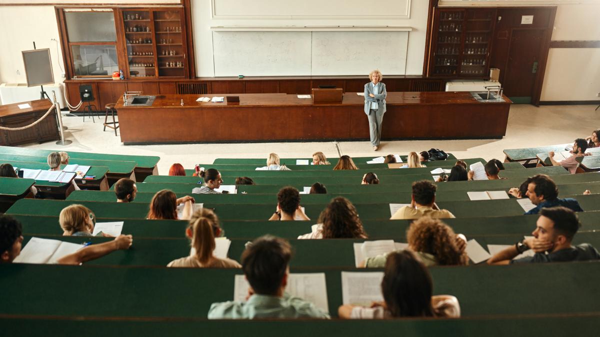 profesor universitar predă