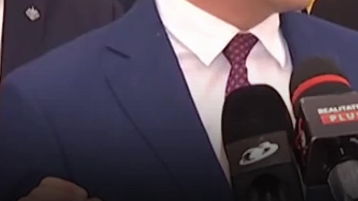 aur il ameninta pe grindeanu ca il da jos de la sefia camerei deputatilor daca mai vorbeste urat de partid nu toleram sobolaneli