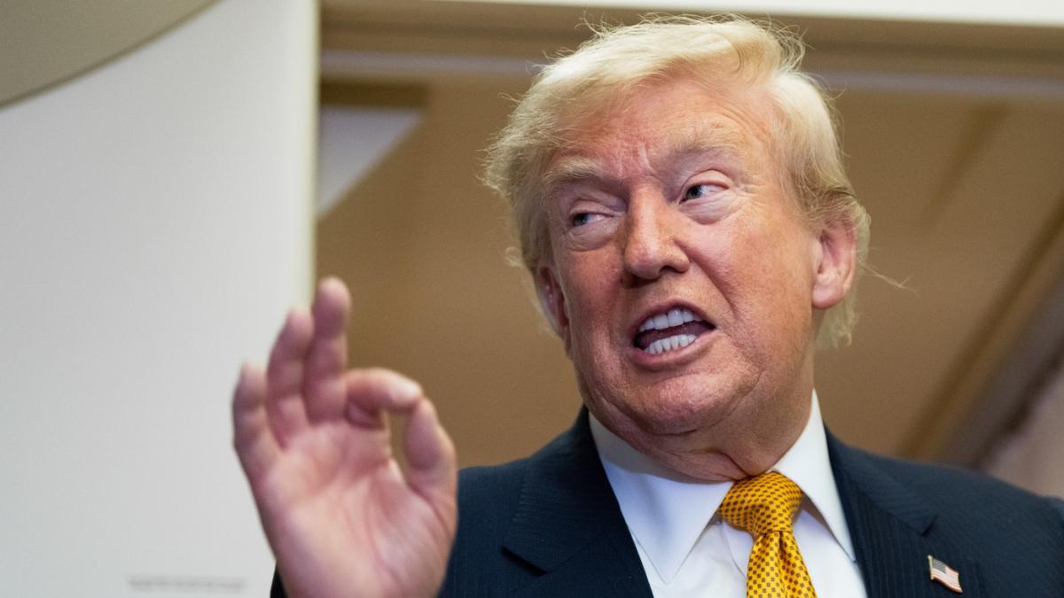 donald trump gesticulează