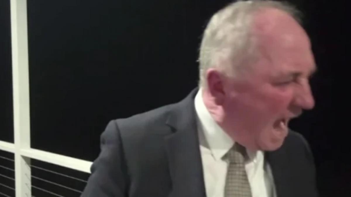 imagini virale un politician australian a devenit cunoscut in intreaga lume dupa ce a urlat la cainele sau in direct la televizor