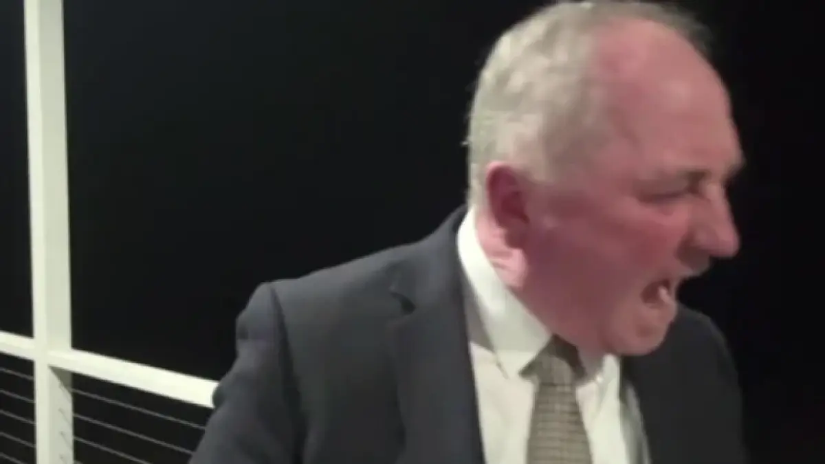 imagini virale un politician australian a devenit cunoscut in intreaga lume dupa ce a urlat la cainele sau in direct la televizor