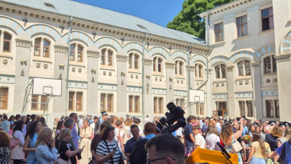 la ce licee au fost repartizati elevii care au avut media 10 trei dintre cei opt vor invata la acelasi liceu din bucuresti