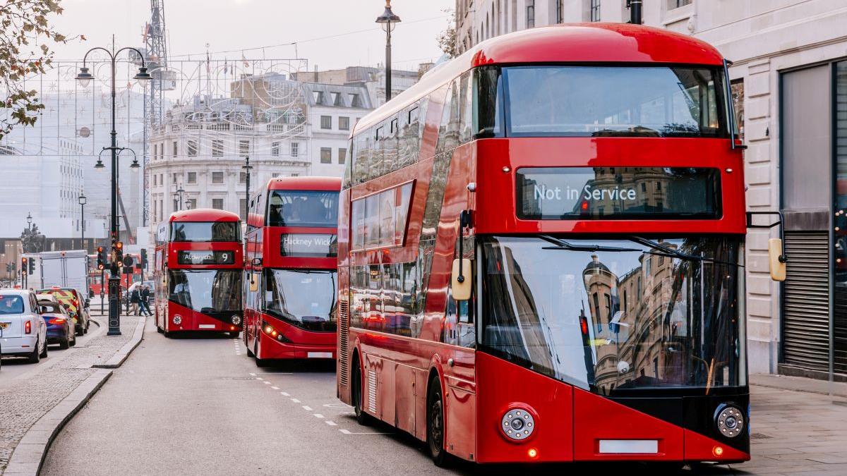 noul premier britanic andy burnham plafoneaza biletele de autobuz a luat bani de la fondul pentru clima