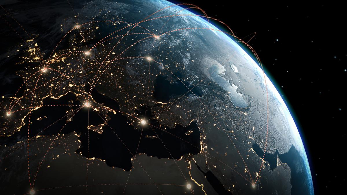 Pământul văzut din spațiu cu noapte în zona europeană și zi în zona asiatică