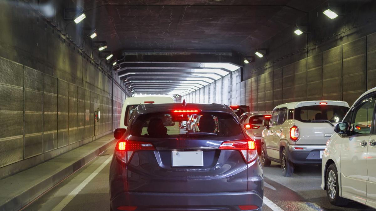 masini care stau in trafic intr-un tunel